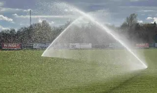 Отбор от четвърта дивизия сложи поливна система на своя терен