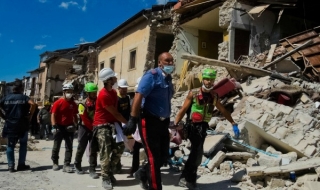 Смъртта извира от руините в Италия