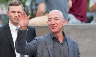 Джеф Безос напуска ключовия си пост в Amazon