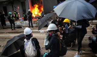 Напрежението в Хонконг ескалира! Полицията стреля по активист