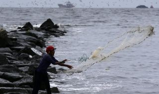 Търговски кораб блъсна лодката на филипински рибари, загинаха трима