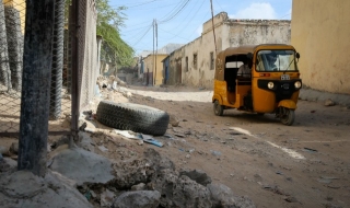Кола-бомба уби 15 души на пазар в Сомалия