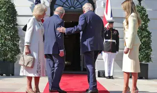 The Daily Mail: Тръмп наруши протокола, като потупа крал Чарлз III по рамото