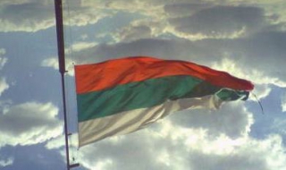 Трикольорът на бившия Партиен дом се вее обърнат