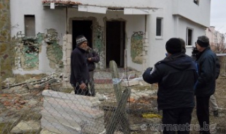 Варненец сам събаря незаконната си къща, арестуваха го