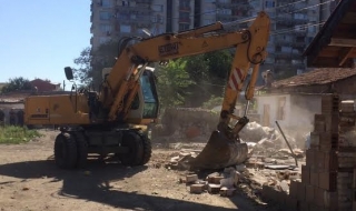 Събарят незаконни постройки в Пловдив