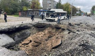 В Днипро за денонощие ремонтираха път, ударен от руската бомбардировка