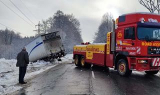 Камион се обърна и блокира пътя София-Банско