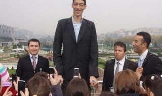 Най-високият мъж в света си търси рускиня за жена