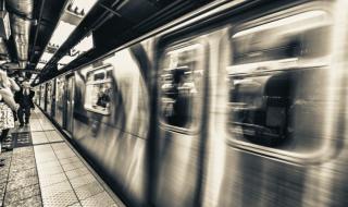 Пиян мъж слезе да пуши на релсите в метрото (ВИДЕО)