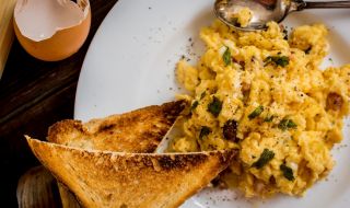 Рецепта за вечеря: Бъркани яйца със саздърма