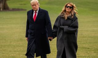 Мелания се върна в Белия дом в шикозно палто (СНИМКИ)
