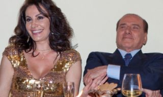 Дарина Павлова разцелува Берлускони за рождения му ден