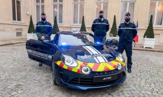 Френската полиция вече се радва на новите си спортни автомобили