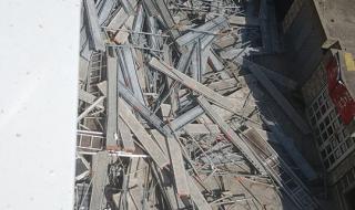 Благоевград: Скеле на прясно саниран блок се срути (СНИМКИ)
