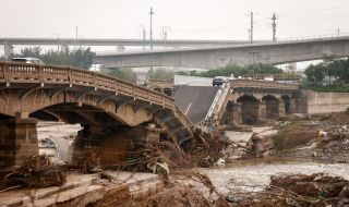 Обилните валежи и наводненията в Китай продължават