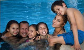 С деца на басейн: Джeнифър Лопес и Алекс Родригес