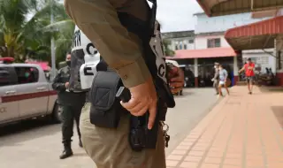 Гол турист нападна полицай и опита да открадне мотора му