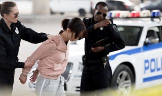 Дрогирана жена сътвори същински екшън при ареста си (ВИДЕО)
