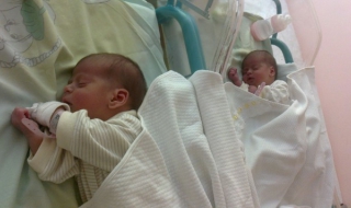 43-годишна жена роди близначки по естествен път