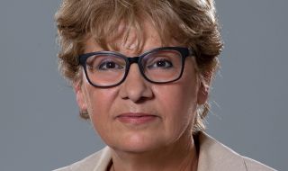 Комитова: АПИ е възлагало поръчки, без да може да ги обезпечи финансово