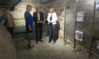 Корина Крецу разгледа подземен музей в София