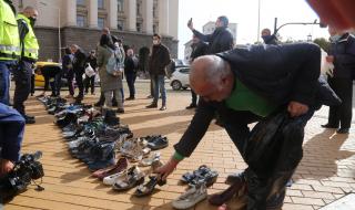 Протестиращи подредиха стари обувки пред Министерски съвет