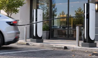 Tesla въведе функция, която позволява потеглянето при активно зареждане на колата