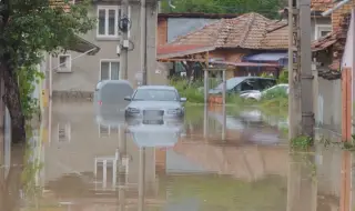 Потопът в Северна България: В мазето се влиза с шнорхел! Наводнени къщи, коли и пътища (ОБЗОР)