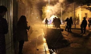 Коктейли Молотов в атинската Политехника (Видео)