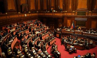 Революционно! Италианските депутатки ще може да... кърмят в парламента