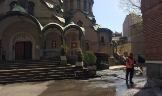 Мият и дезинфекцират около храмовете в София