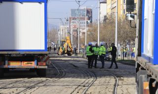 Вече поставят трамвайните релси на пл. "Македония" 