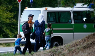 24 бежанци спасени от задушаване в микробус в Австрия