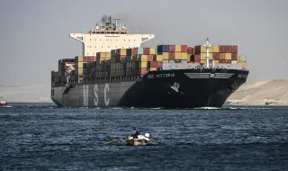"Мерск" продължава да планира морски транспорт през Суецкия канал