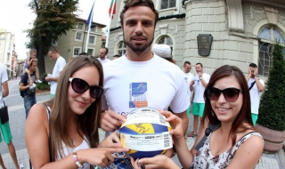 Волейболните национали раздадоха билети за Евроволей 2015