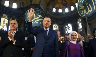 Ердоган рецитира Корана в Света София (СНИМКИ)