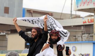 Поддръжник на "Ислямска държава" е прострелян, след като нападнал двама полицаи