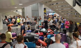 Технически проблеми по летищата на Великобритания, стотици чакащи