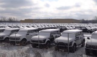 Стотици Ford-ове стоят недовършени под снега (ВИДЕО)
