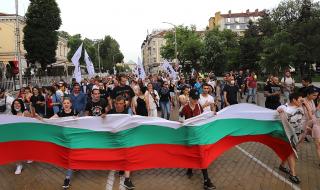 Хванаха карантиниран на протеста на "Възраждане"