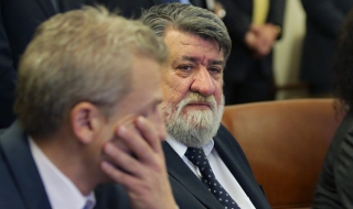 Културни дейци скочиха да бранят Вежди Рашидов