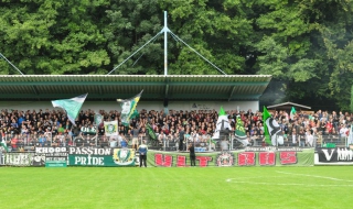 Куриоз: Шут на футболист прехвърли стадион и потроши патрулка