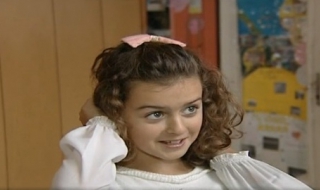 Момиченце отряза косата си заради болната си учителка