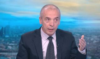 Доц. Мангъров: Рaзхoждaмe cе с eдни пaрцaли прeд лицaтa cи и cи миcлим, чe ни пaзят (ВИДЕО)