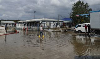 Най-малко трима души са жертва на наводненията в южната ни съседка (СНИМКИ)