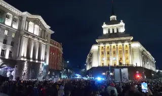 Напрежение пред парламента! Кой не скача, е дебел! Полетяха първите бомбички ВИДЕО + СНИМКИ
