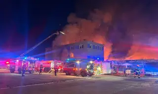 Оставиха в ареста американеца, обвинен в палеж на военния завод в Чехия