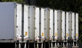 Камион с чушки блокира американска магистрала