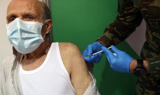 Глоби за гърците над 60 г., които отказват ваксина